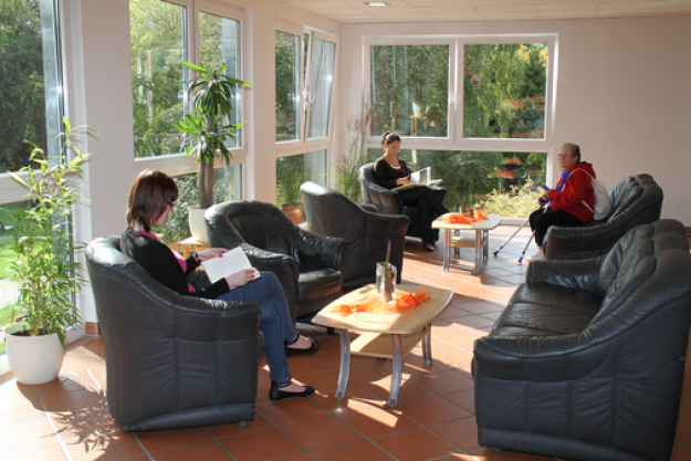 Von Licht durchflutet und von Grün umgeben: Der Aufenthaltsraum der Bückeberg-Klinik hat Panoramafenster erhalten – Patienten und Besucher genießen den Aufenthalt. © pr.