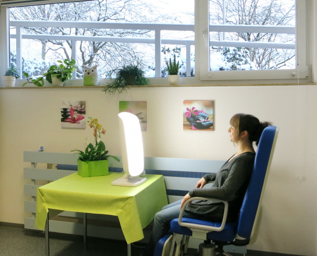 Lichttherapie in der Bückeberg-Klinik: Tageslicht beeinflusst den Hormonhaushalt und den Biorhythmus des Menschen. Im Winter und an dunklen Tagen kann dieses innere Gleichgewicht ins Wanken geraten und der Mensch wird negativ beeinflusst. Mit Tageslichtlampen oder Lichtduschen kann man diesen Auswirkungen entgegenwirken und sorgt auch in trüben Zeiten für eine bessere Stimmung, da auch verschiedene Glückshormone ausgeschüttet werden. Unsere Lichtdusche bietet eine Lichtstärke von 10.000 lux. Das Licht flimmert nicht und ist UV-frei. Die Verordnung erfolgt durch den behandelnden Arzt oder auf Empfehlung des Psychologen. Lichttherapie in der Bückeberg-Klinik: Tageslicht beeinflusst den Hormonhaushalt und den Biorhythmus des Menschen. Im Winter und an dunklen Tagen kann dieses innere Gleichgewicht ins Wanken geraten und der Mensch wird negativ beeinflusst. Mit Tageslichtlampen oder Lichtduschen kann man diesen Auswirkungen entgegenwirken und sorgt auch in trüben Zeiten für eine bessere Stimmung, da auch verschiedene Glückshormone ausgeschüttet werden. Unsere Lichtdusche bietet eine Lichtstärke von 10.000 lux. Das Licht flimmert nicht und ist UV-frei. Die Verordnung erfolgt durch den behandelnden Arzt oder auf Empfehlung des Psychologen.