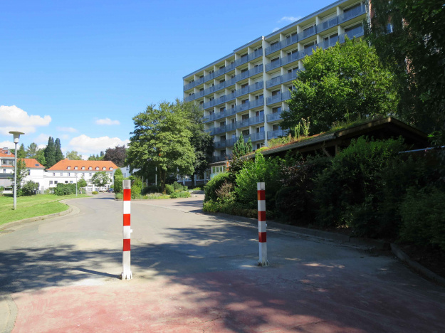 Es ist vollbracht!
Nach jahrzehntelangem Ringen mit der politischen Gemeinde Bad Eilsen ist es endlich gelungen, eine Lösung zur Sperrung der Wiesenstraße für den Durchgangsverkehr zu erreichen. Am 3. August 2016 wurden zwei Begrenzungspfosten auf der Straße so positioniert, dass die Durchfahrt von und nach Heeßen für PKW's nicht mehr möglich ist. Fußgänger und Radfahrer sowie die Patienten der Bückeberg-Klinik wissen die Stilllegung sehr zu schätzen. Da auch viele Kleinkinder täglich den Weg zu Fuß zum Kindergarten/Grundschule nutzen, war diese Entscheidung auch im Interesse der Sicherheit der kleinen Mitbürger längst überfällig. Es ist vollbracht!
Nach jahrzehntelangem Ringen mit der politischen Gemeinde Bad Eilsen ist es endlich gelungen, eine Lösung zur Sperrung der Wiesenstraße für den Durchgangsverkehr zu erreichen. Am 3. August 2016 wurden zwei Begrenzungspfosten auf der Straße so positioniert, dass die Durchfahrt von und nach Heeßen für PKW's nicht mehr möglich ist. Fußgänger und Radfahrer sowie die Patienten der Bückeberg-Klinik wissen die Stilllegung sehr zu schätzen. Da auch viele Kleinkinder täglich den Weg zu Fuß zum Kindergarten/Grundschule nutzen, war diese Entscheidung auch im Interesse der Sicherheit der kleinen Mitbürger längst überfällig.