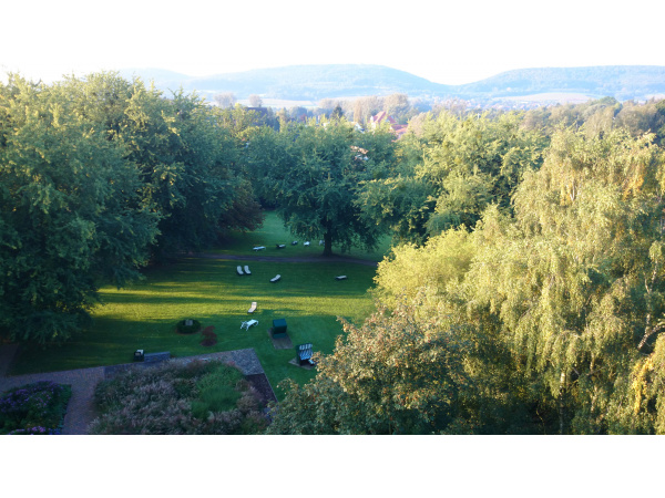 Ausblick aus dem Fahrstuhl in den hauseigenen Park Ausblick aus dem Fahrstuhl in den hauseigenen Park